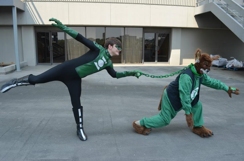 Illustration for article titled Green Lantern cosplay that looks cooler than the movie costume